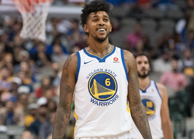 印媒：球迷花1万卢比没看到梅西，从体育场扛走了一块地毯（印媒称：球迷花1万卢比未能见到梅西，转而从球场扛走地毯）