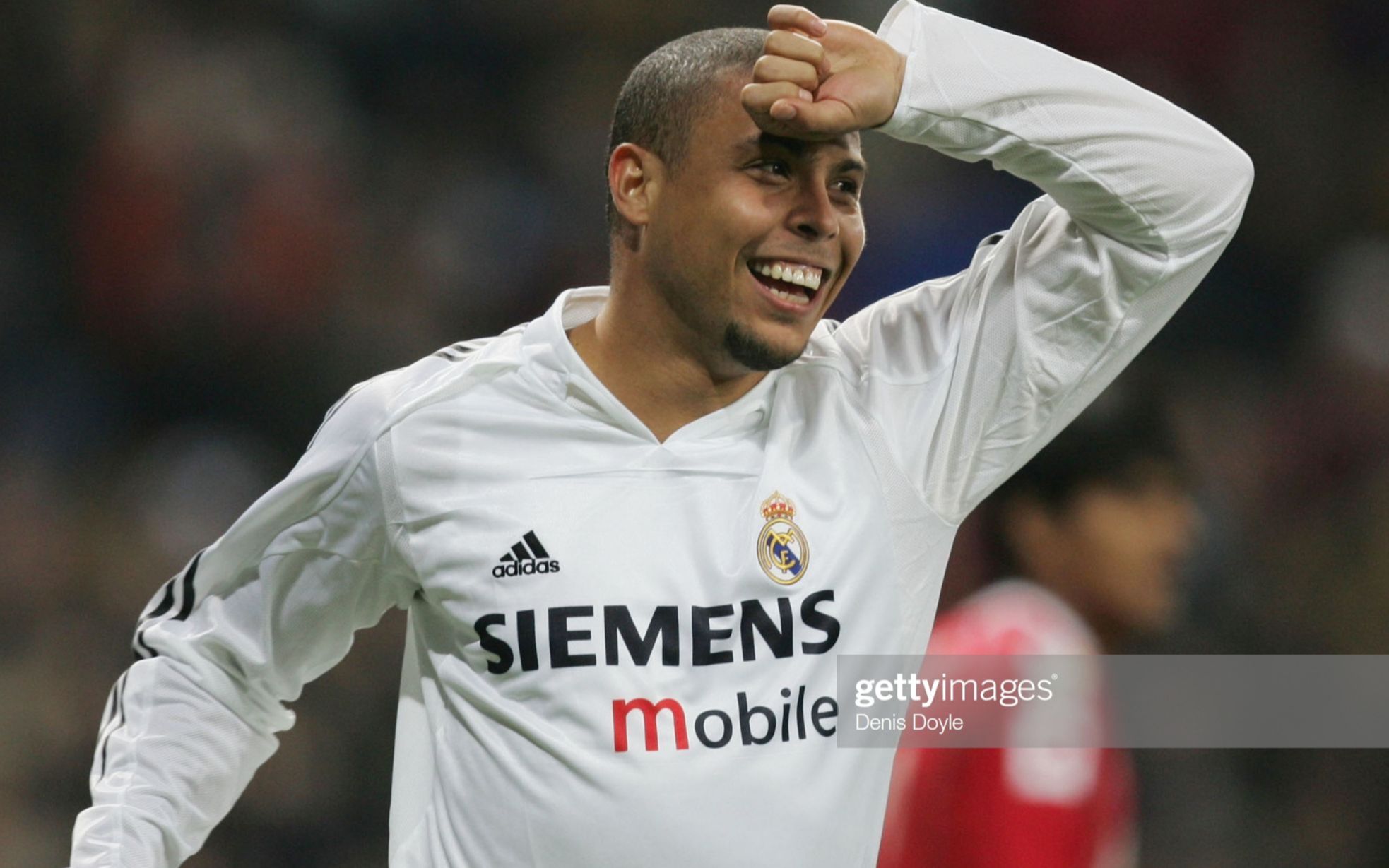 有爱!梁靖崑1-2不敌小勒布伦一脸惊讶,孙颖莎微笑着帮他复盘失利（暖心一幕：梁靖崑1-2负小勒布伦露出错愕，孙颖莎笑着陪他复盘）